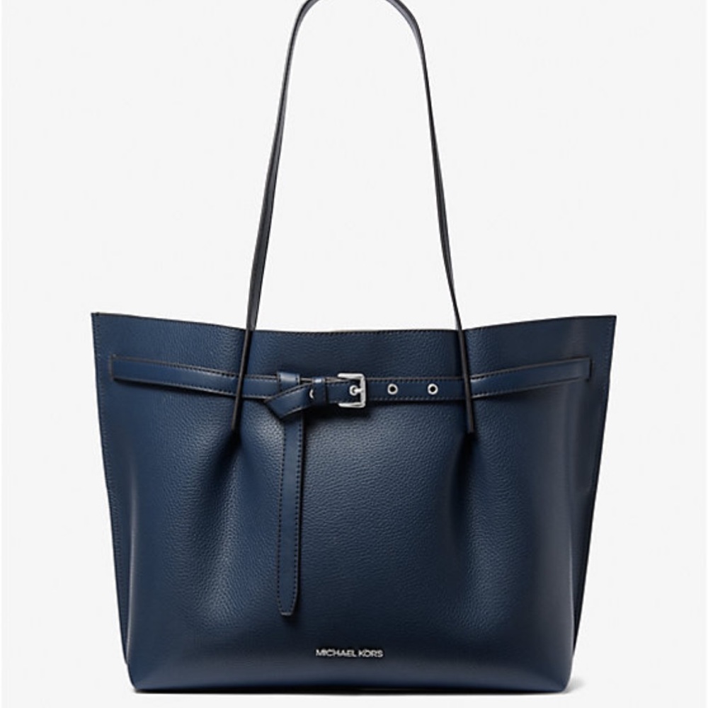 MICHAEL KORS OUTLET
Emilia Large Pebbled Leather Tote Bag
COLOR NAVY
NWT